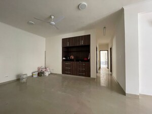 Room in 4 BHK Builder Floor at DLF Royale Residences, Dlf Phase I – for Rent