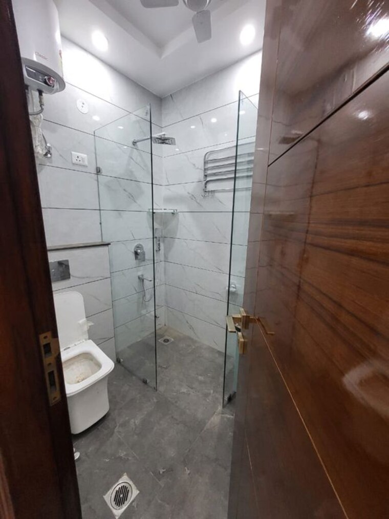 Bathroom, dlf-royale-residences 4 Bedroom 500 Sq.Yd. Builder Floor In Dlf Phase I Gurgaon 10643983