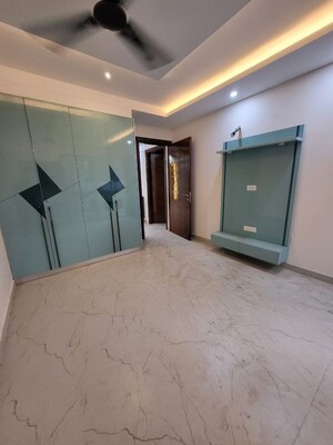 Room in 4 BHK Builder Floor at DLF Royale Residences, Dlf Phase I – for Rent