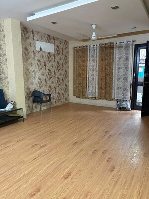 Room in 6+ BHK Builder Floor at DLF Royale Residences, Dlf Phase I – for Rent