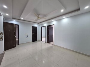 Room in 5 BHK Builder Floor at DLF Royale Residences, Dlf Phase I – for Rent