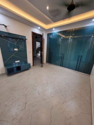 Room in 4 BHK Builder Floor at DLF Royale Residences, Dlf Phase I – for Rent