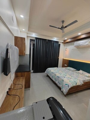 Bedroom in 4 BHK Builder Floor at DLF Royale Residences, Dlf Phase I – for Rent