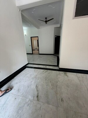 Room in 2 BHK Builder Floor at DLF Royale Residences, Dlf Phase I – for Rent