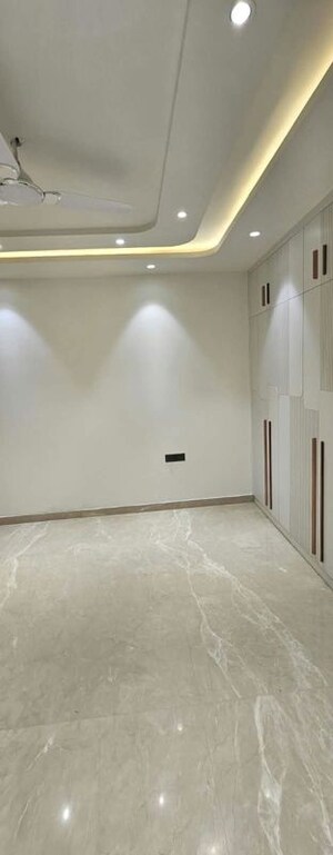 Room in 6 BHK Builder Floor at DLF Royale Residences, Dlf Phase I – for Rent