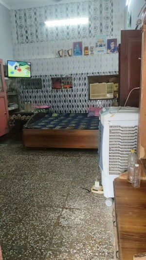 Bedroom in 5 BHK Independent House at Alambagh Gurdwara – for Sale