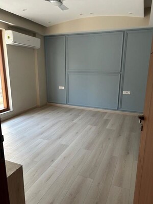 Room in 3 BHK Builder Floor at Sector 9 – for Rent