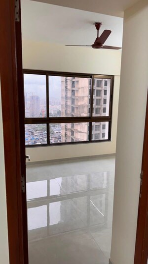 Room in 3 BHK Apartment at Siddha Sky, Sion – for Rent