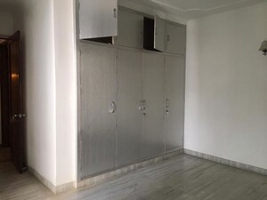 Room in 3 BHK Builder Floor at Panchsheel Park – for Rent