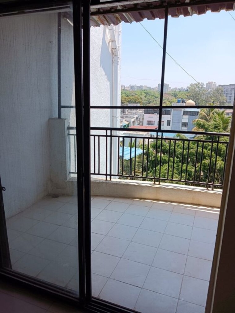 Balcony, madhuban-society 2 Bedroom 1000 Sq.Ft. Apartment In Vishrantwadi Pune 10644395