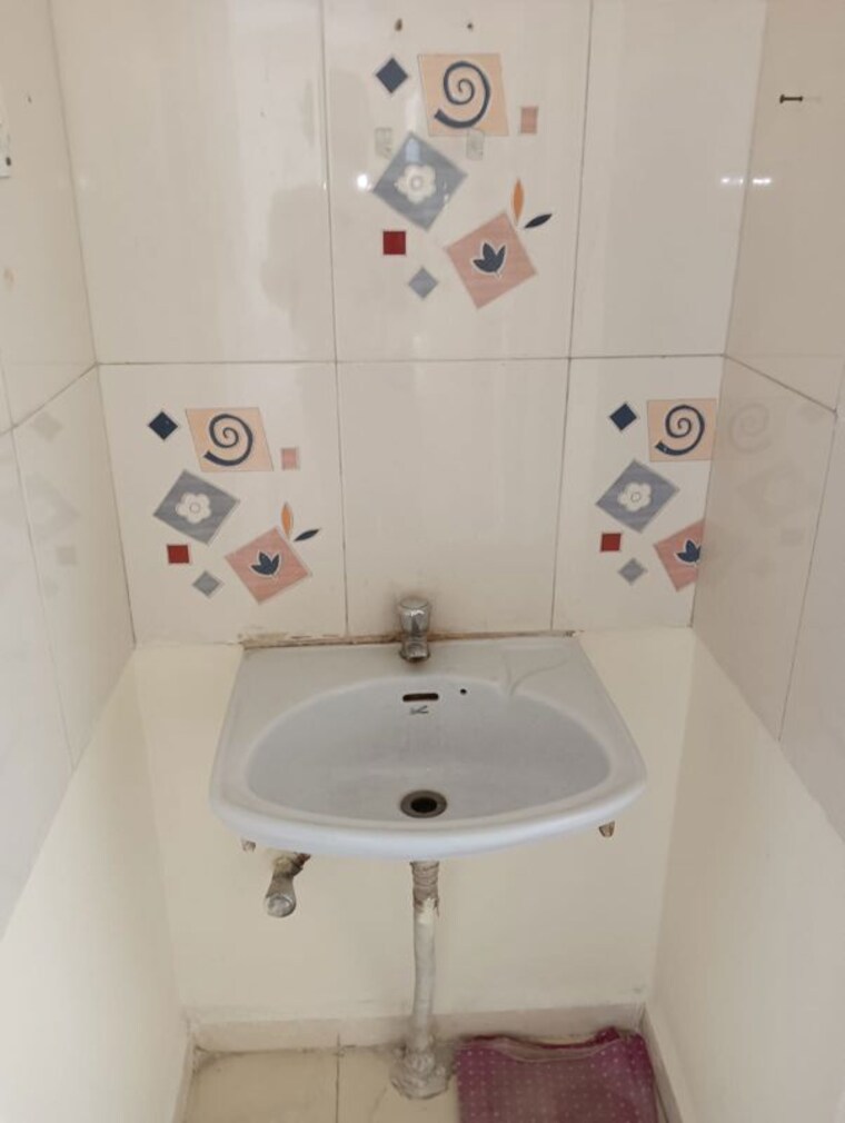 Bathroom, madhuban-society 2 Bedroom 1000 Sq.Ft. Apartment In Vishrantwadi Pune 10644395