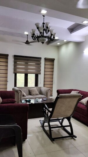 Team Area in 2 BHK Apartment at Arun Vihar Sector 37, Sector 37 – for Rent