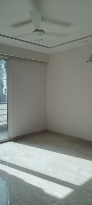 Room in 4 BHK Builder Floor at Panchsheel Park – for Rent
