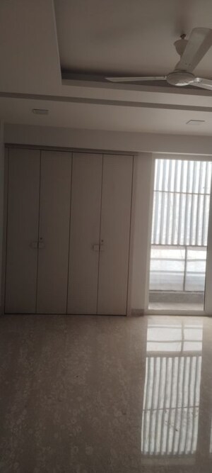 Room in 4 BHK Builder Floor at Panchsheel Park – for Rent