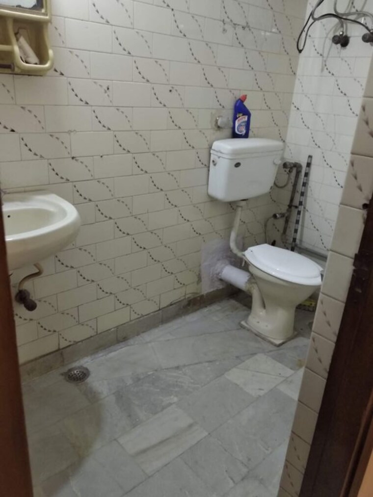Bathroom, lajpat nagar 2 Bedroom 900 Sq.Ft. Builder Floor In Lajpat Nagar Delhi 10644498