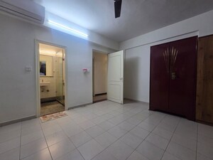 Room in 4 BHK Apartment at Vasant Valley Complex, Malad East – for Rent