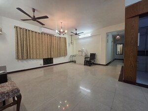 Room in 4 BHK Apartment at Vasant Valley Complex, Malad East – for Rent
