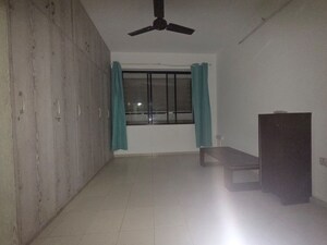 Room in 4 BHK Apartment at Vasant Valley Complex, Malad East – for Rent