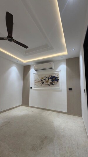 Room in 3 BHK Builder Floor at Green Fields Colony – for Rent