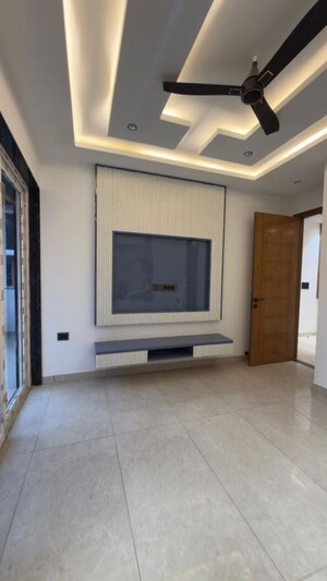 Building Lobby in 3 BHK Builder Floor at Green Fields Colony – for Rent