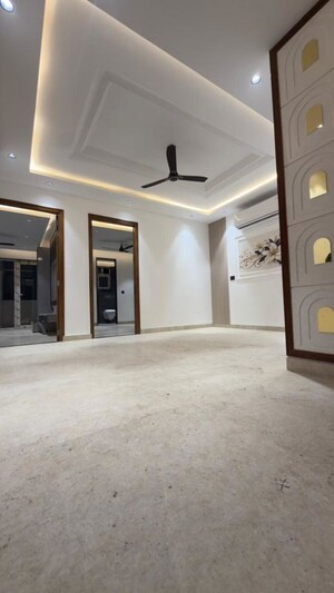 Room in 3 BHK Builder Floor at Green Fields Colony – for Rent