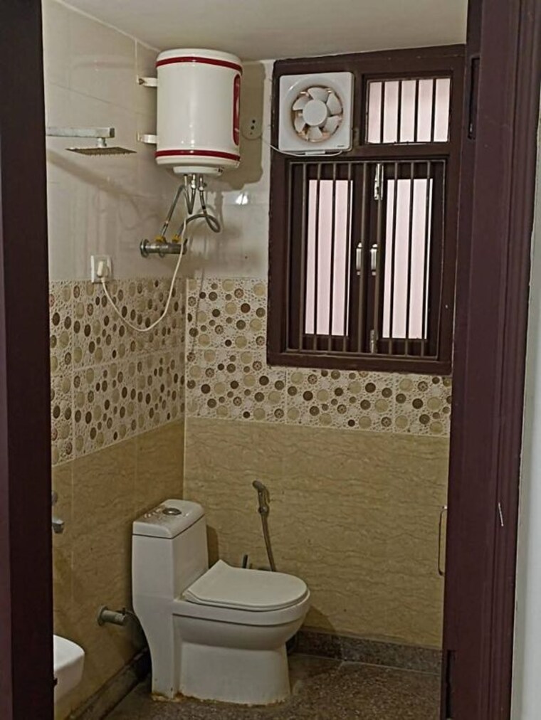 Bathroom, sainik farm 1 Bedroom 440 Sq.Ft. Apartment In Sainik Farm Delhi 10644591