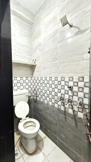 Bathroom in 2.5 BHK Builder Floor at Vinay Nagar – for Rent