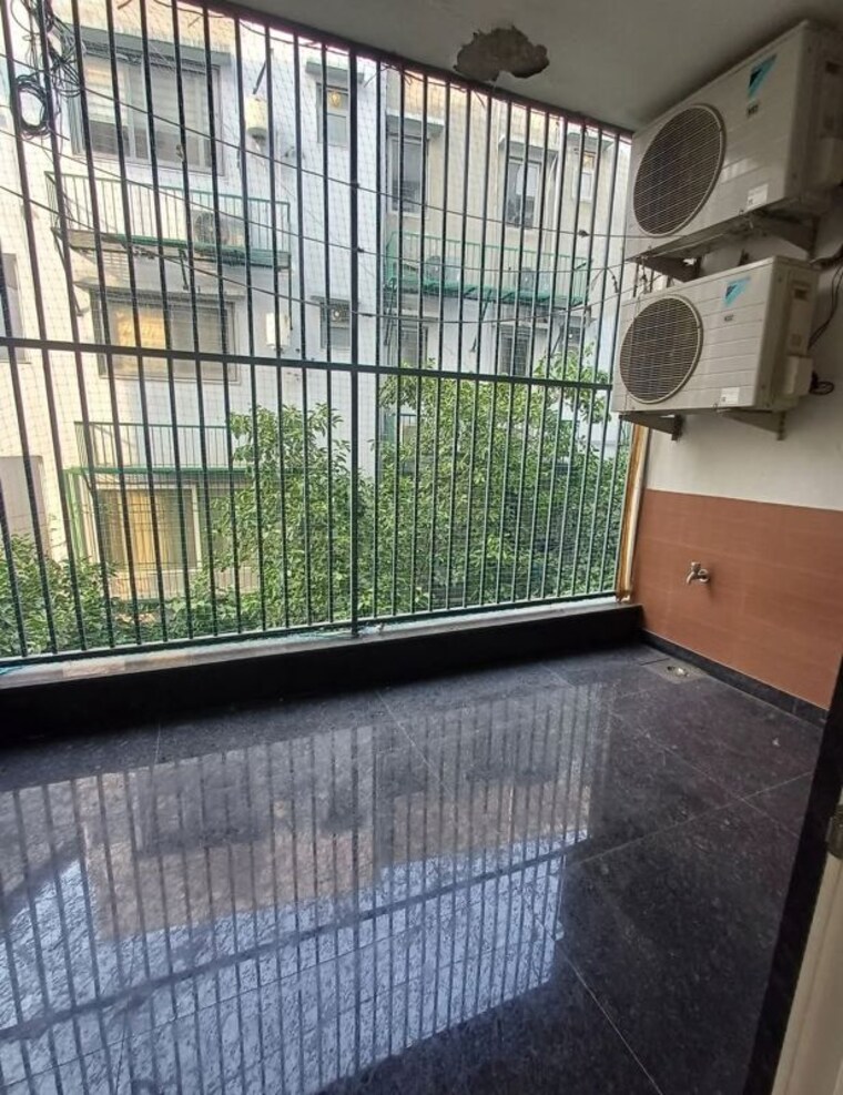 Balcony, chittaranjan park 3 Bedroom 160 Sq.Yd. Builder Floor In Chittaranjan Park Delhi 10382767