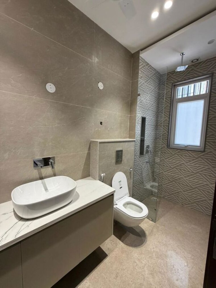 Attached Bathroom, chittaranjan park 3 Bedroom 160 Sq.Yd. Builder Floor In Chittaranjan Park Delhi 10382767