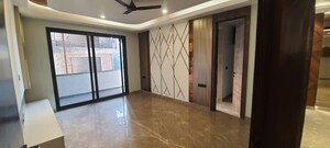 Room in 4 BHK Builder Floor at Dlf Phase ii – for Rent