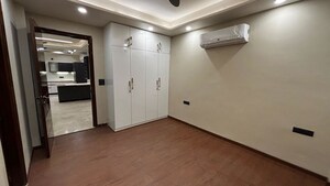 Room in 4 BHK Builder Floor at Dlf Phase ii – for Rent