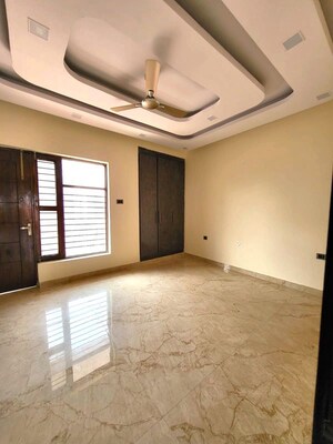 Room in 4 BHK Builder Floor at Green Fields Colony – for Sale