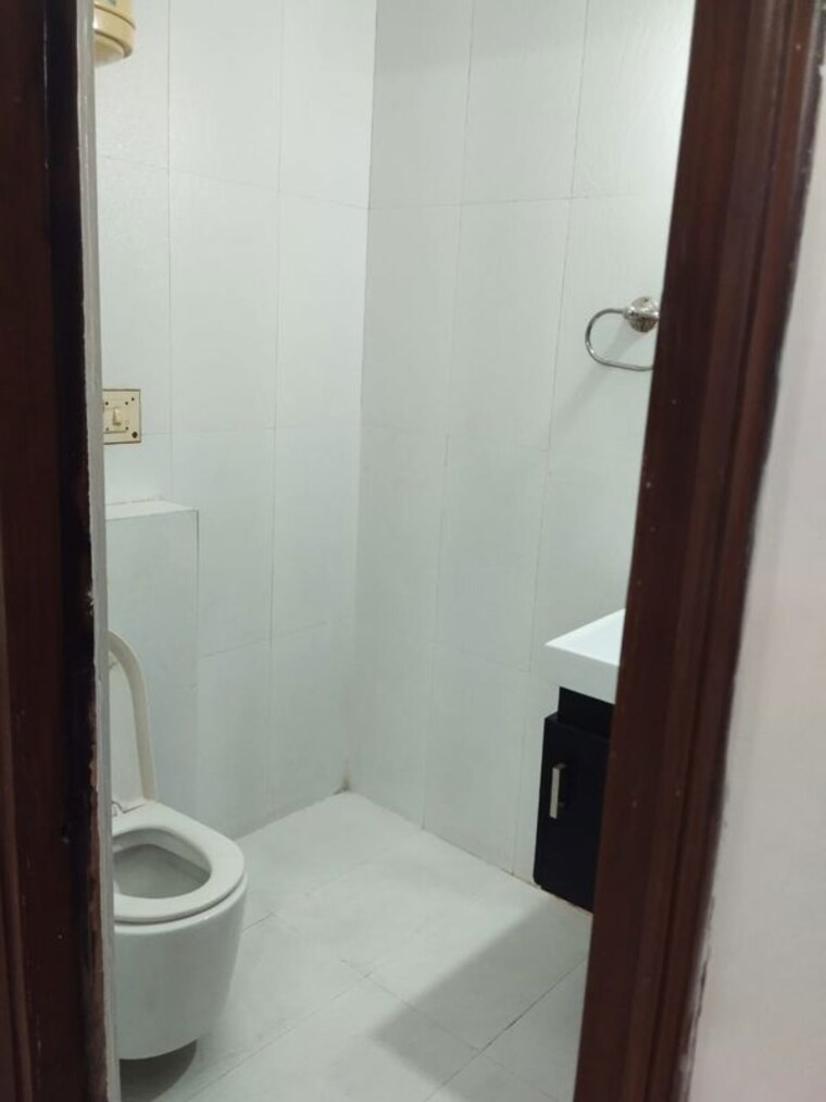 Bathroom, navjeevan vihar 3 Bedroom 2200 Sq.Ft. Builder Floor In Navjeevan Vihar Delhi 10644707