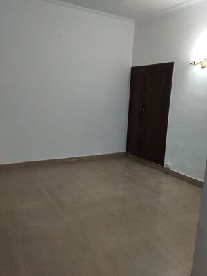 Room in 3 BHK Builder Floor at Navjeevan Vihar – for Rent