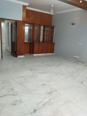 Room in 3 BHK Builder Floor at Navjeevan Vihar – for Rent
