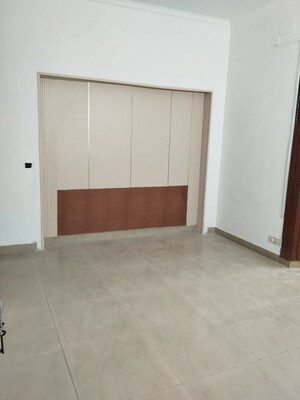 Room in 3 BHK Builder Floor at Navjeevan Vihar – for Rent