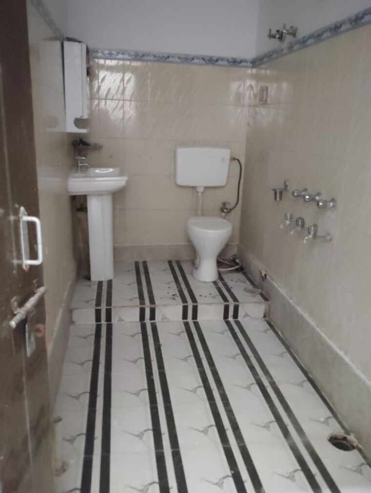 Bathroom, paradise-tower-kalyanpur-west 2 Bedroom 1250 Sq.Ft. Independent House In Kalyanpur West Lucknow 10644729