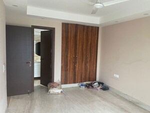 Room in 5 BHK Builder Floor at Suncity Essel Tower, Sector 28 – for Rent