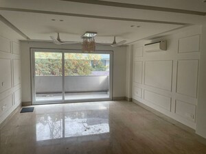 Room in 5 BHK Builder Floor at Suncity Essel Tower, Sector 28 – for Rent