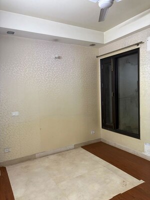 Room in 3 BHK Builder Floor at Suncity Essel Tower, Sector 28 – for Rent