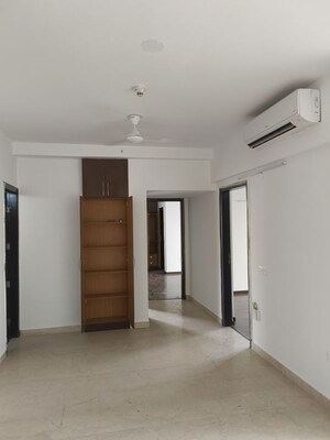 Room in 3.5 BHK Apartment at Microtek Greenburg, Sector 86 – for Rent