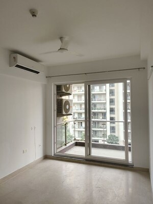 Room in 3.5 BHK Apartment at Microtek Greenburg, Sector 86 – for Rent