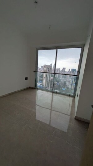 Room in 2 BHK Apartment at Piramal Aranya, Byculla – for Rent