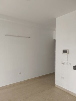 Room in 3.5 BHK Apartment at Microtek Greenburg, Sector 86 – for Rent