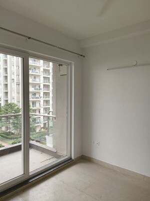 Room in 3.5 BHK Apartment at Microtek Greenburg, Sector 86 – for Rent