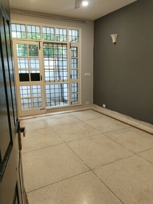 Room in 3 BHK Builder Floor at Sector 27 – for Rent