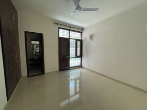 Room in 3 BHK Builder Floor at Suncity Essel Tower, Sector 28 – for Rent