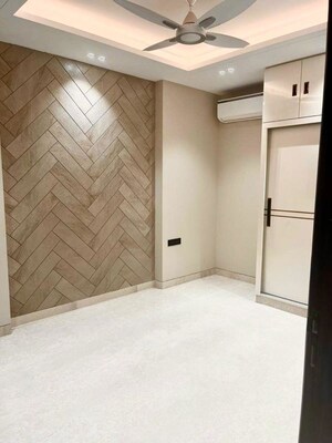 Room in 3 BHK Builder Floor at Sector 27 – for Rent