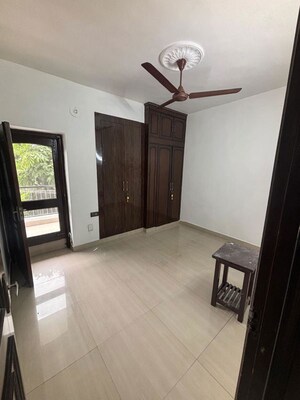 Room in 3 BHK Builder Floor at Naraina – for Rent