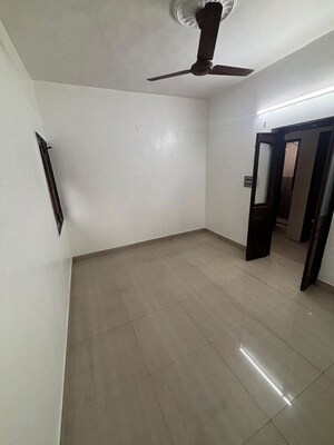 Room in 3 BHK Builder Floor at Naraina – for Rent